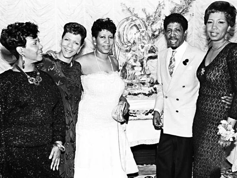 Erma Franklin with her sisters Aretha and Carolyn, brother Cecil with wife Earline