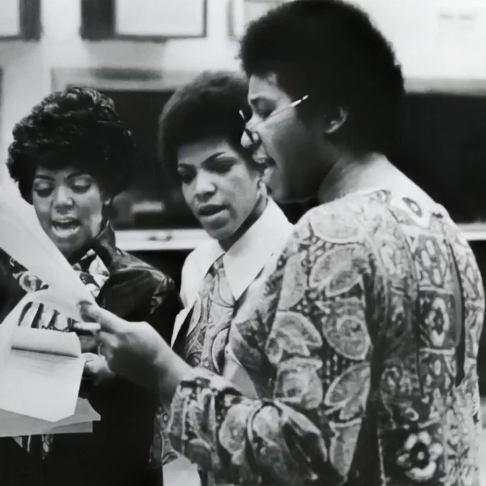 Aretha-Franklin-with-sisters-Erma-Carolyn-in-the-studio